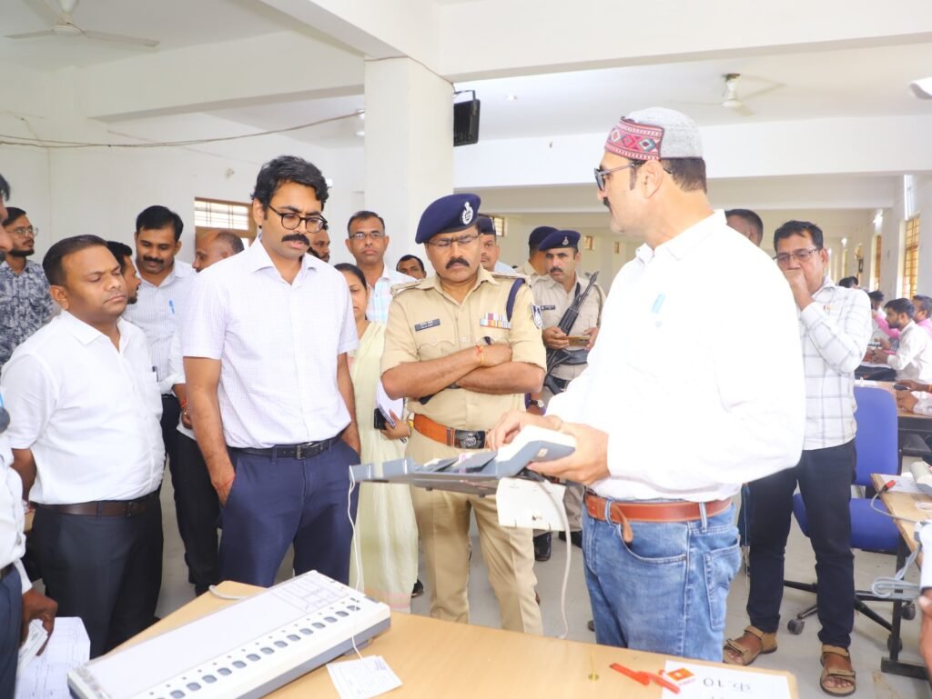 उपचुनाव की तैयारियों को लेकर कलेक्टर-एसपी ने मतदान केंद्रों का किया निरीक्षण सुसनेर में स्ट्रांग रूम और ईवीएम तैयारियों का लिया जायजा, नलखेड़ा में भी व्यवस्थाएं जांचीं - आगर-मालवा, मध्य प्रदेश