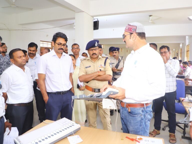 उपचुनाव की तैयारियों को लेकर कलेक्टर-एसपी ने मतदान केंद्रों का किया निरीक्षण सुसनेर में स्ट्रांग रूम और ईवीएम तैयारियों का लिया जायजा, नलखेड़ा में भी व्यवस्थाएं जांचीं