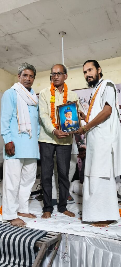 भजन संध्या में संस्थापक अध्यक्ष व उपाध्यक्ष का किया सम्मान - आगर-मालवा, मध्य प्रदेश