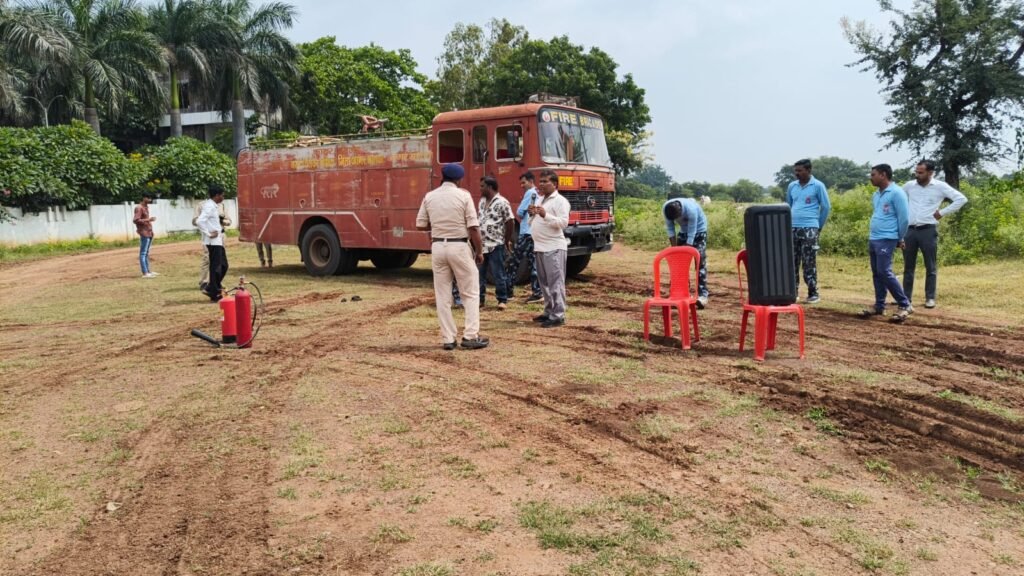 आपदा मित्रों ने सीखा आग से बचाव और भीड़ प्रबंधन का हुनर फायर ब्रिगेड के उपकरणों के संचालन के साथ आग बुझाने का कराया अभ्यास, यातायात प्रबंधन की दी जानकारी 1 आपदा मित्रों ने सीखा आग से बचाव और भीड़ प्रबंधन का हुनर फायर ब्रिगेड के उपकरणों के संचालन के साथ आग बुझाने का कराया अभ्यास, यातायात प्रबंधन की दी जानकारी - आगर-मालवा, मध्य प्रदेश