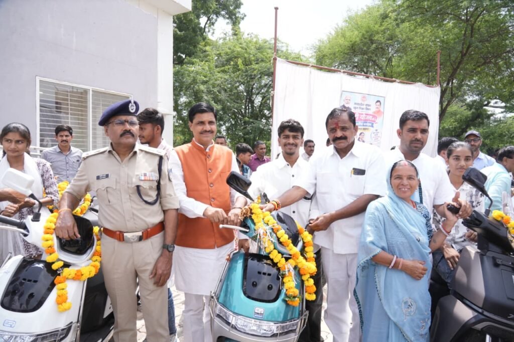 सेवा संकल्प में विद्यार्थियों ने दिखाई प्रतिभा, भाषण में सुरेंद्र सिंह रहे अव्वल जिला स्तरीय भाषण-चित्रकला प्रतियोगिता में प्रतिभागियों को शील्ड व प्रमाण-पत्र; पात्र टॉपर विद्यार् - आगर-मालवा, मध्य प्रदेश