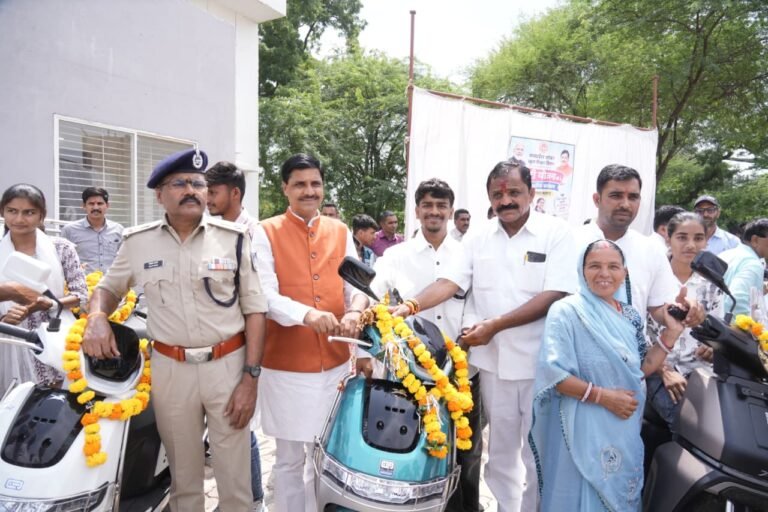सेवा संकल्प में विद्यार्थियों ने दिखाई प्रतिभा, भाषण में सुरेंद्र सिंह रहे अव्वल जिला स्तरीय भाषण-चित्रकला प्रतियोगिता में प्रतिभागियों को शील्ड व प्रमाण-पत्र; पात्र टॉपर विद्यार्