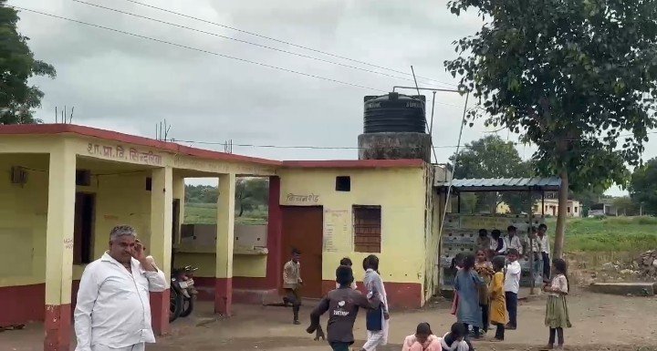 सिंदुरिया में शासकीय स्कूल पर मंडरा रहा मौत का खतरा, 11 केवी हाईवोल्टेज तार के नीचे पढ़ने को मजबूर मासूम मध्यप्रदेश के धार जिले का सरदारपुर प्रशासन शायद किसी बड़े हादसे का इंतजार क