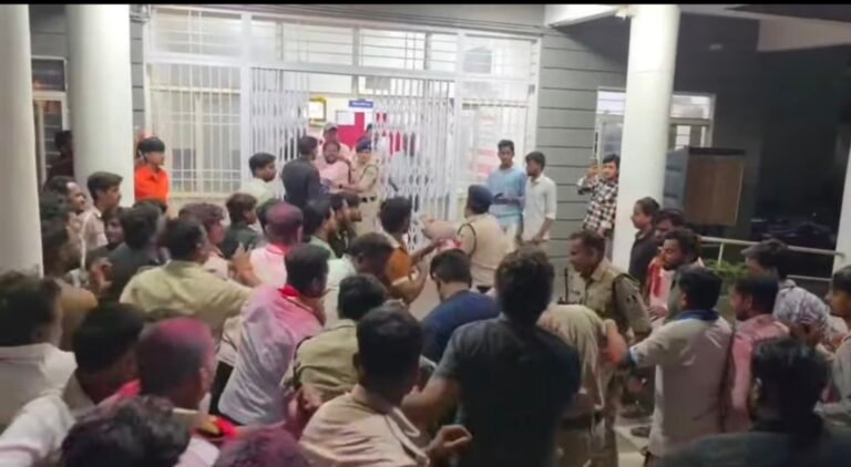 गणेश विसर्जन जुलूस में दो पक्षों में विवाद, थाने में भी हुई हाथापाई पुलिस की तत्परता से संभली स्थिति, पुलिस सुरक्षा में शांतिपूर्वक हुआ गणेश प्रतिमा का विसर्जन