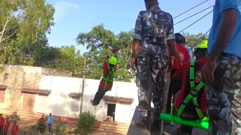 आपदा मित्रों ने सीखी रोप रेस्क्यू की तकनीक, अस्थायी पुल बनाकर किया अभ्यास सात दिवसीय प्रशिक्षण के दूसरे सत्र के पांचवें दिन हाईराइज बिल्डिंग से रेस्क्यू का भी कराया गया प्रैक्टिकल