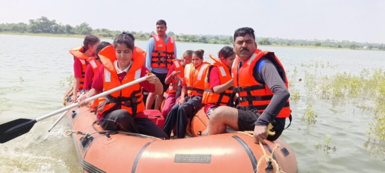 आपदा मित्रों को तैराकी, बोट हैंडलिंग और मोटरबोट रेस्क्यू का प्रशिक्षण सात दिवसीय प्रशिक्षण के दूसरे सत्र के छठवें दिन कराया गया ग्रुप अभ्यास