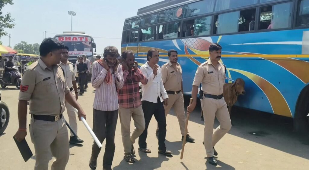 बस स्टैंड के पीछे जुआ-सट्टा खिलाते 3 गिरफ्तार, पुलिस ने निकाला पैदल जुलूस सोशल मीडिया पर वीडियो वायरल होने के बाद हरकत में आई पुलिस, एसडीओपी के नेतृत्व में टीम ने दी दबिश - आगर-मालवा, मध्य प्रदेश