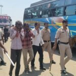 बस स्टैंड के पीछे जुआ-सट्टा खिलाते 3 गिरफ्तार, पुलिस ने निकाला पैदल जुलूस सोशल मीडिया पर वीडियो वायरल होने के बाद हरकत में आई पुलिस, एसडीओपी के नेतृत्व में टीम ने दी दबिश