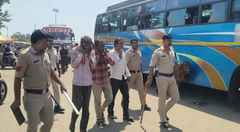 बस स्टैंड के पीछे जुआ-सट्टा खिलाते 3 गिरफ्तार, पुलिस ने निकाला पैदल जुलूस सोशल मीडिया पर वीडियो वायरल होने के बाद हरकत में आई पुलिस, एसडीओपी के नेतृत्व में टीम ने दी दबिश