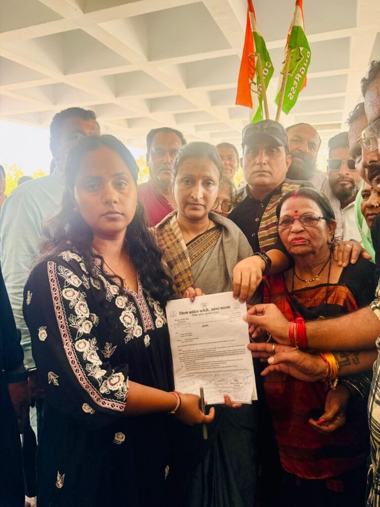 वोट चोरी के नारों से गूंजा आगर, कांग्रेस ने फूंका CEC का पुतला अम्बेडकर कॉम्प्लेक्स से कलेक्टर कार्यालय तक निकली रैली, राष्ट्रपति के नाम सौंपा ज्ञापन