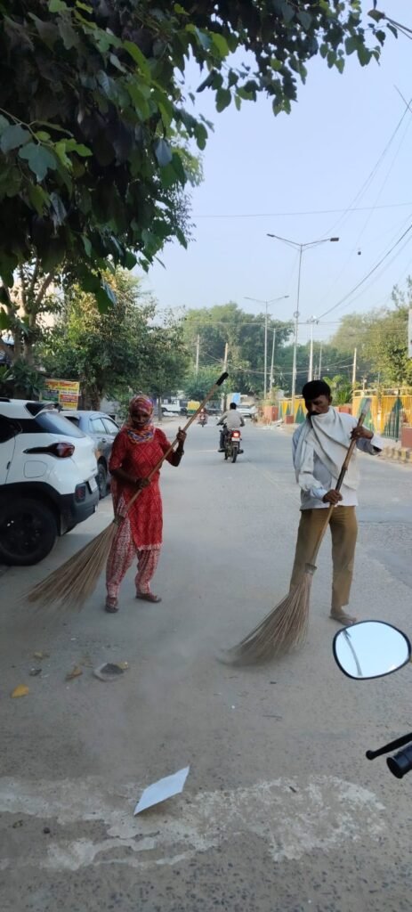 तावडू में 37 दिन हड़ताल के बाद काम पर लौटे सफाई कर्मचारी 1 तावडू में 37 दिन हड़ताल के बाद काम पर लौटे सफाई कर्मचारी - नूँह, हरियाणा
