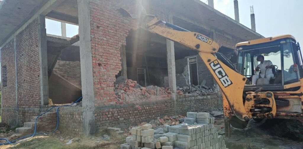 अनधिकृत कॉलोनी में अवैध निर्माण पर चला प्रशासन का पीला पंजा:बिनेश कुमार 1 अनधिकृत कॉलोनी में अवैध निर्माण पर चला प्रशासन का पीला पंजा:बिनेश कुमार - नूँह, हरियाणा