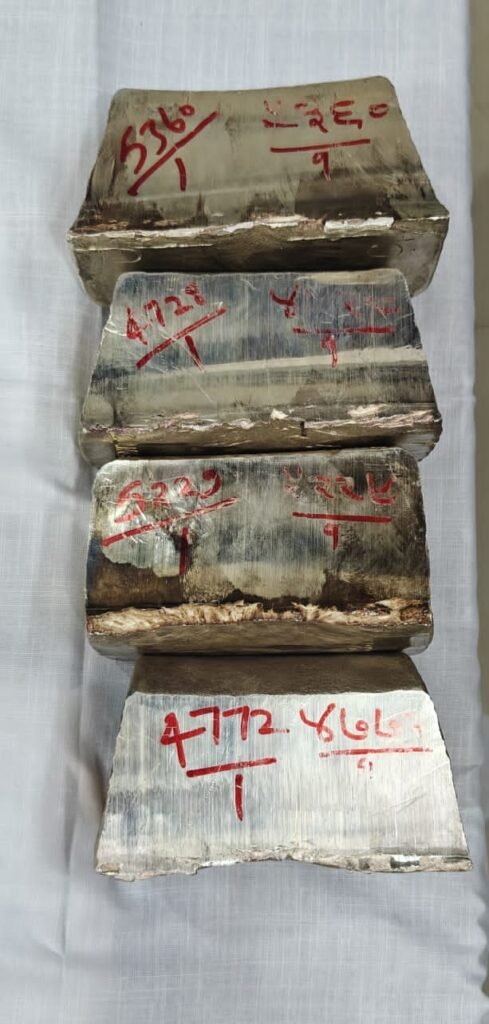 रिश्वत लेते गिरफ्तार सहायक अभियंता के आवास की खानातलाशी में 43.38 लाख रुपये नकद एवं करीब 20 किलो चांदी की सिल्लियां बरामद 1 रिश्वत लेते गिरफ्तार सहायक अभियंता के आवास की खानातलाशी में 43.38 लाख रुपये नकद एवं करीब 20 किलो चांदी की सिल्लियां बरामद - BHARATPUR, राजस्थान