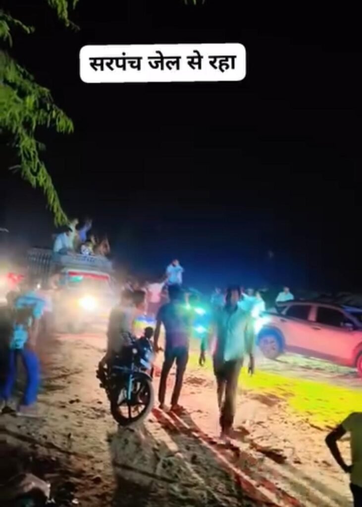 जेल से जमानत पर आते ही गाड़ियों की छत पर चढ़कर डीजे के साथ निकाला जुलूस। 1 जेल से जमानत पर आते ही गाड़ियों की छत पर चढ़कर डीजे के साथ निकाला जुलूस। - नूँह, हरियाणा