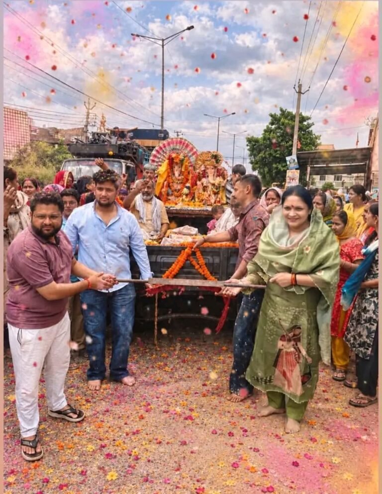 तावडू शहर में ढोल बाजे के साथ निकाली गई गणेश विसर्जन शोभा यात्रा।