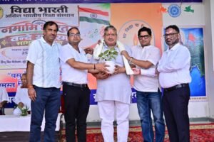 जूनियर एशिया कप में गोल्ड जीतने वाले चिराग धारीवाल को हिंद हाई स्कूल में किया सम्मानित।