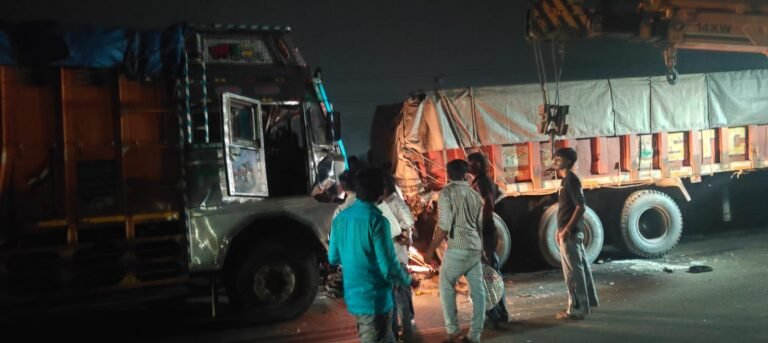 केएमपी एक्स-प्रेस वे पर सड़क हादसा टायर बदलने के दौरान ट्रक ने मारी टक्कर एक की मौत दो घायल।