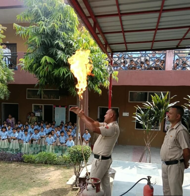 विद्यार्थियों को आग लगने की स्थिति में बरती जाने वाली सावधानियां, आग बुझाने के तरीकों के प्रति किया जागरूक स
