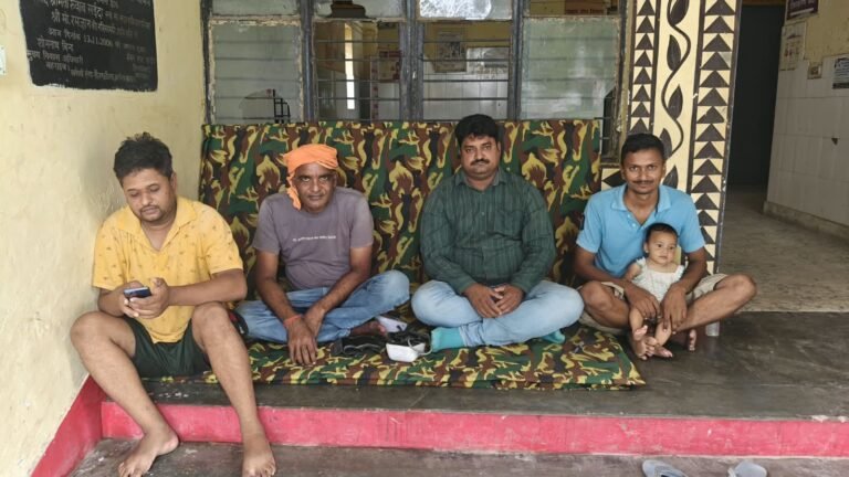 12 माह से वेतन न मिलने की वजह से धरने पर बैठे पीएचसी सुजौली के चिकित्सक