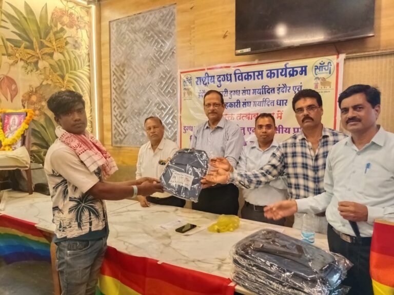 दुग्ध सहकारी संस्थाओं के सदस्यों को स्वच्छ दूध उत्पादन एवं दुग्ध व्यवसाय से लाभ की जानकारी