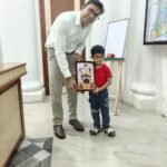 कलेक्टर श्री राजीव रंजन मीना ने तीन वर्षीय महिम्न मंडलोई को शतरंज प्रतिभा निखारने के लिए रेडक्रॉस मद से 25 हजार रुपये की आर्थिक सहायता
