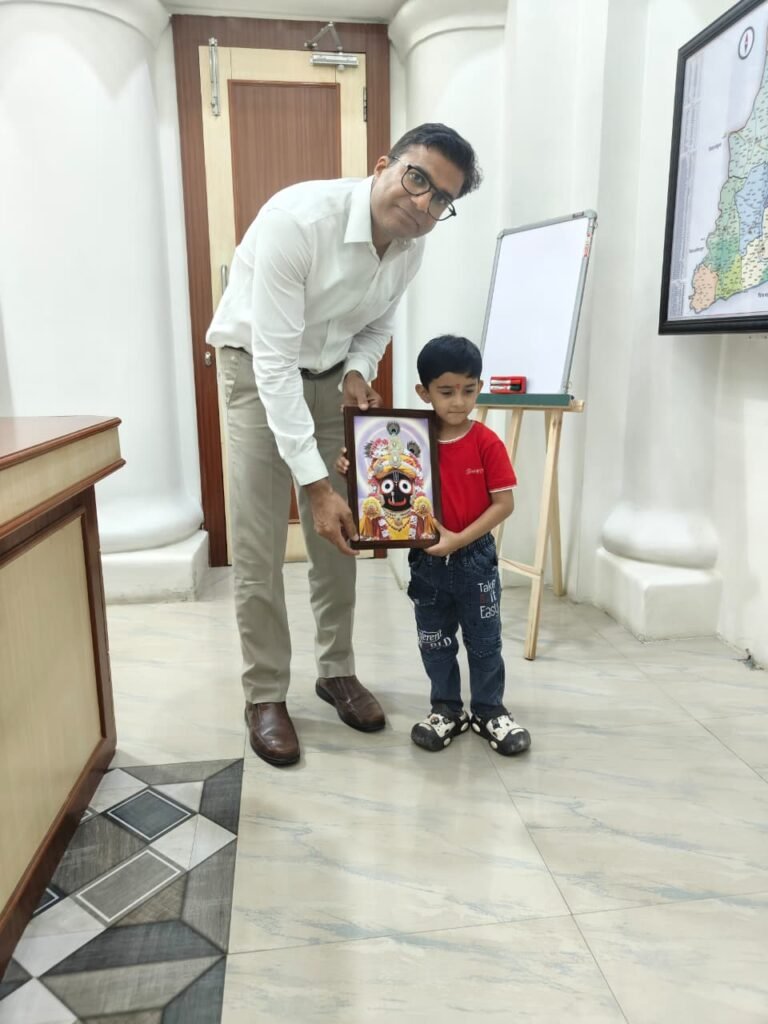 कलेक्टर श्री राजीव रंजन मीना ने तीन वर्षीय महिम्न मंडलोई को शतरंज प्रतिभा निखारने के लिए रेडक्रॉस मद से 25 हजार रुपये की आर्थिक सहायता