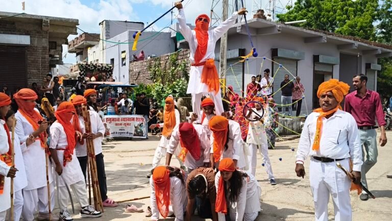 गणपति बप्पा मोरया के जयकारों से गूंजा सूमर, नम आंखों से दी भावभीनी विदाई विभिन्न मंडलों की भव्य शोभायात्रा में उमड़ा जनसैलाब, अखाड़ों के हैरतअंगेज करतब रहे आकर्षण का केंद्र