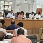 खाद की कालाबाजारी पर प्रशासन सख्त, भीड़ वाले केंद्रों पर CCTV और टोकन व्यवस्था