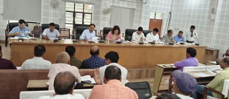 खाद की कालाबाजारी पर प्रशासन सख्त, भीड़ वाले केंद्रों पर CCTV और टोकन व्यवस्था