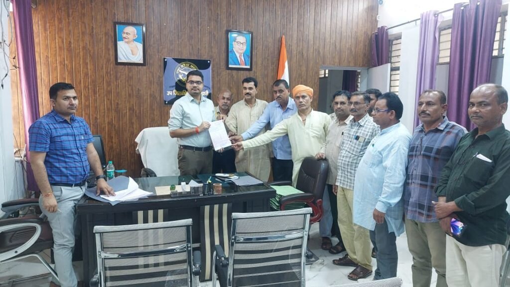 महिला पत्रकारों से कथित मारपीट के विरोध में राष्ट्रपति के नाम सौंपा ज्ञापन - MAHOBA, उत्तर प्रदेश