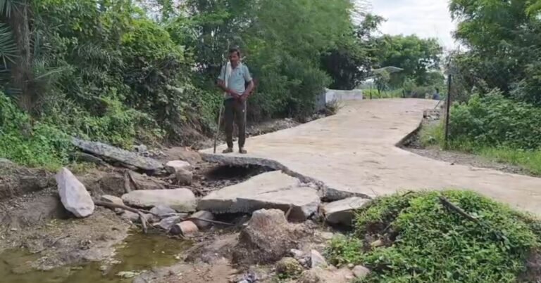 दो माह में बिखर गई लाखों की आरसीसी सड़क, ग्रामीणों में आक्रोश