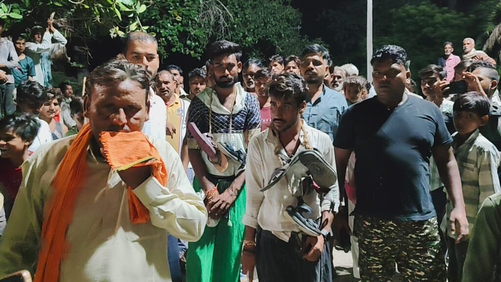 फसल नुकसान सर्वे के नाम पर अवैध वसूली का आरोप, किसानों ने दो कथित सर्वेयरों को पकड़ा - MAHOBA, उत्तर प्रदेश