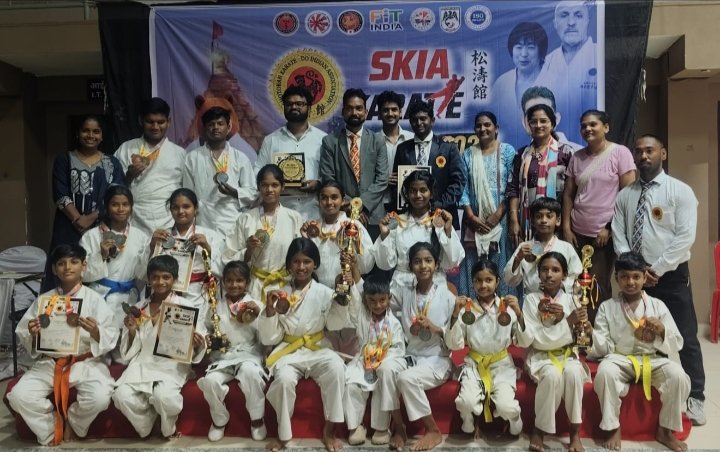 *उज्जैन में राष्ट्रीय कराटे स्पर्धा में भालराव पब्लिक स्कूल के छात्रों का जलवा, 3 छात्रों ने जीते 6 मेडल*