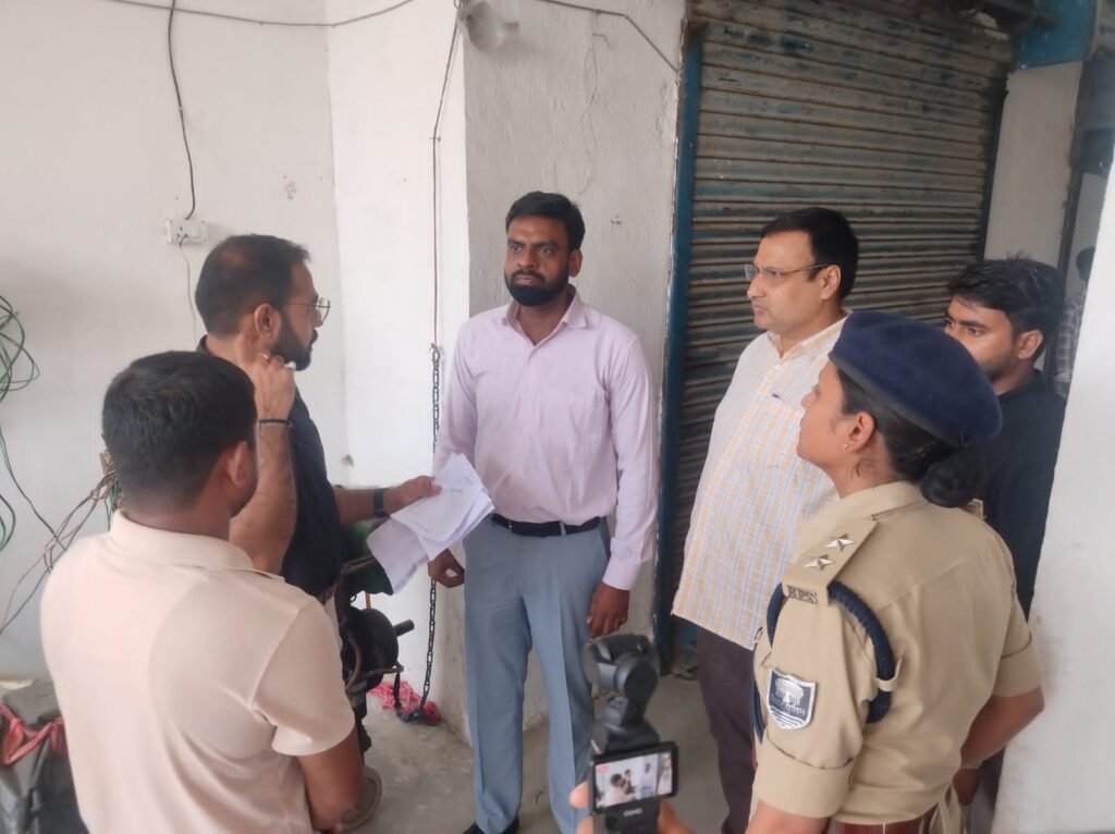 बिना अनुज्ञप्ति संचालित मां लक्ष्मी दवा दुकान सील, प्रशासन की छापेमारी से मचा हड़कंप 1 बिना अनुज्ञप्ति संचालित मां लक्ष्मी दवा दुकान सील, प्रशासन की छापेमारी से मचा हड़कंप - पूर्वी चंपारण, बिहार