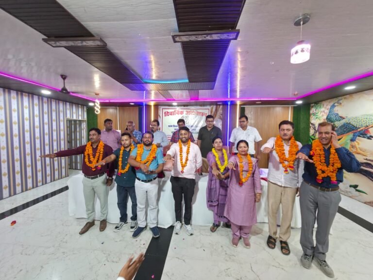 ग्राम विकास अधिकारी एसोसिएशन (कानपुर देहात): प्रदीप शुक्ला भारी बहुमत से जिलाध्यक्ष चुने गए, नई कार्यकारिणी ने ली शपथ