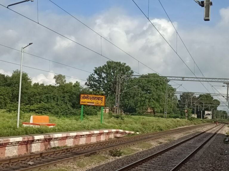 शाहाबाद-अंझी स्टेशन पर ठहराव के आश्वासन के बाद भी यात्रियों की उम्मीदें अधूरी, जनता पूछ रही—आखिर कब रुकेगी ट्रेन?
