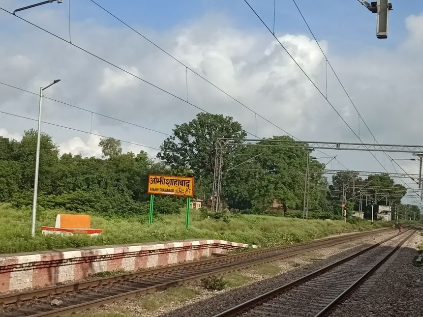 शाहाबाद-अंझी स्टेशन पर ठहराव के आश्वासन के बाद भी यात्रियों की उम्मीदें अधूरी, जनता पूछ रही—आखिर कब रुकेगी ट्रेन? - HARDOI, उत्तर प्रदेश