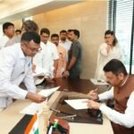 आमदार बाबासाहेब देशमुख यांनी घेतली फडणवीस यांची भेट.
