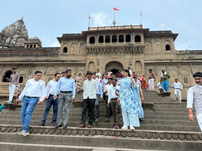 प्रमुख सचिव राजस्व डॉ. ई. रमेश कुमार ने किया महेश्वर का दौरा