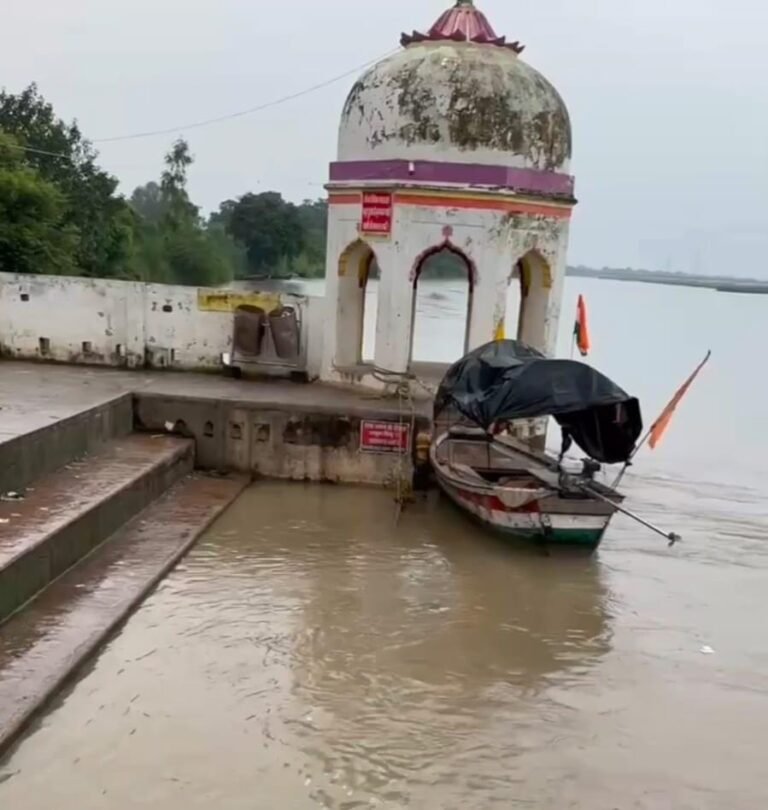 नौबस्ता गंगा घाट का जलस्तर, खतरे के निशान के करीब पंहुचा