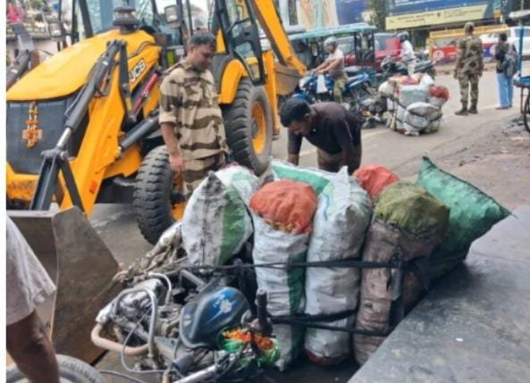 रणधीर वर्मा चौक पर CISF की कार्रवाई, कोयला लदी दो बाइक जब्त