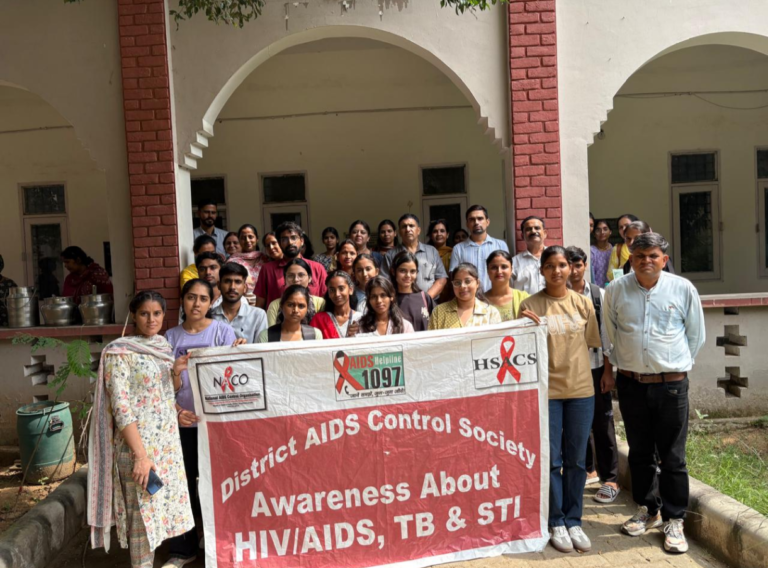 राजकीय महिला महाविद्यालय नारनौल में एचआईवी एड्स जागरूकता अभियान और जागरूकता ट्रेंनिग करवाई गई।* *सही जानकारी और जागरूकता से एचआईवी एड्स को फैलने से रोका जा सकता है डॉ अमित चौधरी*