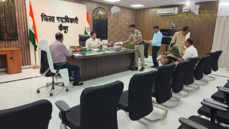 कैमूर में अधिकारियों ने सुनी जनता की फरियाद, समय-सीमा में समाधान का आदेश