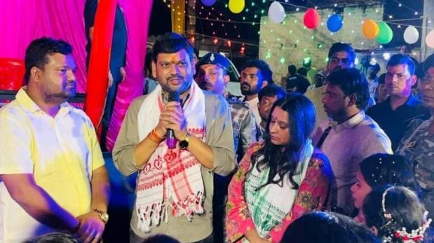 सुगियाडीह में करमा महोत्सव में शामिल हुए संजीव सिंह, बेटी शताक्षी के साथ किया पारंपरिक करमा नृत्य 1 सुगियाडीह में करमा महोत्सव में शामिल हुए संजीव सिंह, बेटी शताक्षी के साथ किया पारंपरिक करमा नृत्य - धनबाद, झारखंड