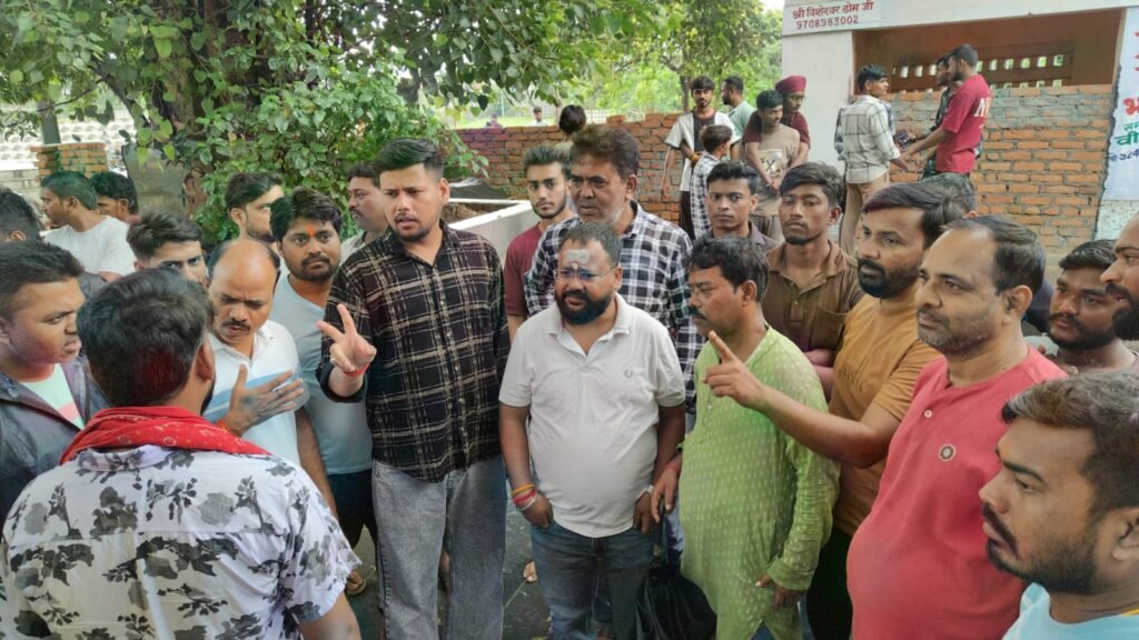 प्रतीक्षालय में निर्माण को लेकर बढ़ा विवाद, दो दिन में हटाने का अल्टीमेटम लिलौरी स्थान मुक्तिधाम में अतिक्रमण का मामला 1 प्रतीक्षालय में निर्माण को लेकर बढ़ा विवाद, दो दिन में हटाने का अल्टीमेटम लिलौरी स्थान मुक्तिधाम में अतिक्रमण का मामला - धनबाद, झारखंड