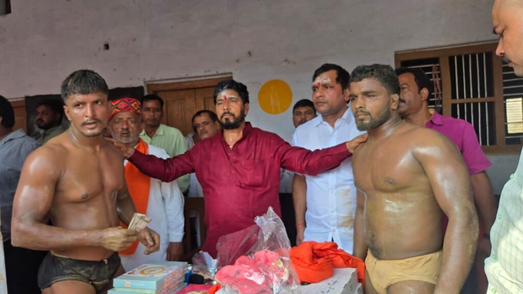 रिपोर्टर/अनिरुद्ध अग्रहरि श्रीकृष्ण जन्मोत्सव पर विशाल दंगल का आयोजन, पूर्व विधायक दिग्विजयनारायण जय चौबे व राकेश चतुर्वेदी ने किया उद्घाटन—रोमांचक मुकाबले देखने उमड़ी भारी भीड़ 1 रिपोर्टर/अनिरुद्ध अग्रहरि श्रीकृष्ण जन्मोत्सव पर विशाल दंगल का आयोजन, पूर्व विधायक दिग्विजयनारायण जय चौबे व राकेश चतुर्वेदी ने किया उद्घाटन—रोमांचक मुकाबले देखने उमड़ी भारी भीड़ - SANT KABIR NAGAR, उत्तर प्रदेश