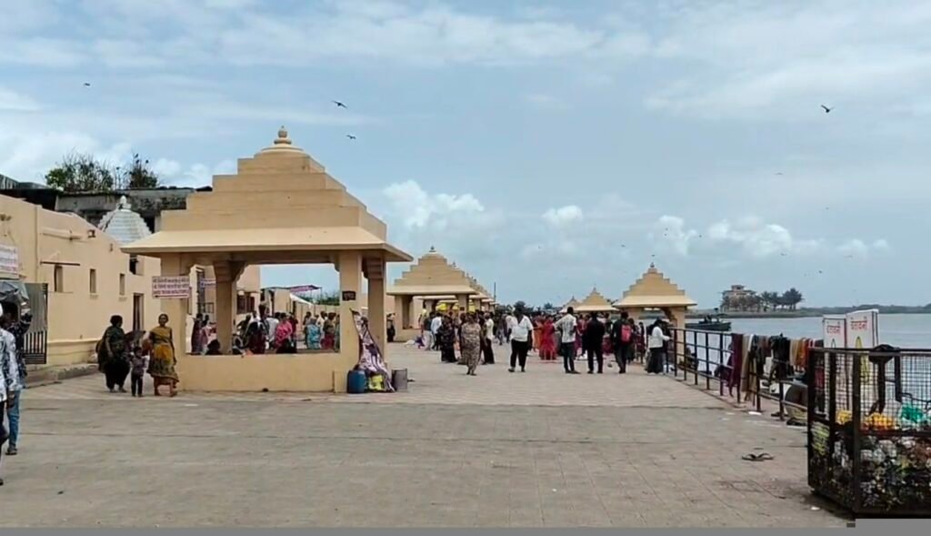 સોમનાથ ત્રિવેણી સંગમ ખાતે વેરાવળ સમસ્ત ખારવા સમાજ દ્વારા પરંપરાગત પિતૃ તર્પણ વિધિ સંપન્ન - GIR SOMNATH, गुजरात