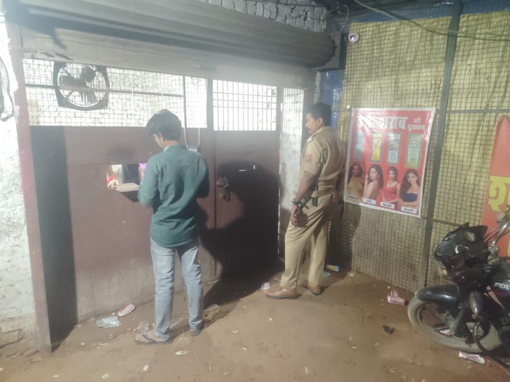 रिपोर्टर-अनिरुद्ध अग्रहरि महुली पुलिस की सतर्क निगरानी — शराब की दुकानों के आसपास संदिग्ध व्यक्तियों एवं वाहनों की सघन चेकिंग, पैदल गश्त कर सुरक्षा व्यवस्था का लिया जायजा - SANT KABIR NAGAR, उत्तर प्रदेश