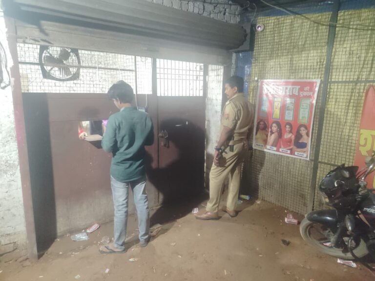 रिपोर्टर-अनिरुद्ध अग्रहरि महुली पुलिस की सतर्क निगरानी — शराब की दुकानों के आसपास संदिग्ध व्यक्तियों एवं वाहनों की सघन चेकिंग, पैदल गश्त कर सुरक्षा व्यवस्था का लिया जायजा