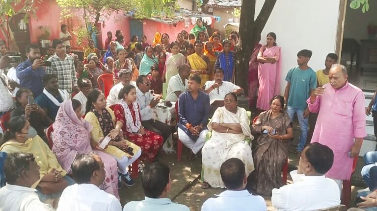 पार्षद निरुपमा के समर्थन में पहुंचे धनबाद नगर निगम के दर्जनों पार्षदों की बैठक, पुलिस की कार्यप्रणाली पर उठे सवाल